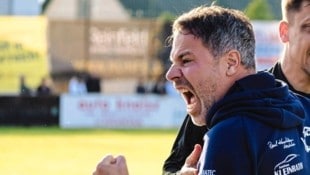 Der Jubel bei Gloggnitz-Trainer Edi Stössl war groß nach der sensationellen Herbstmeisterschaft