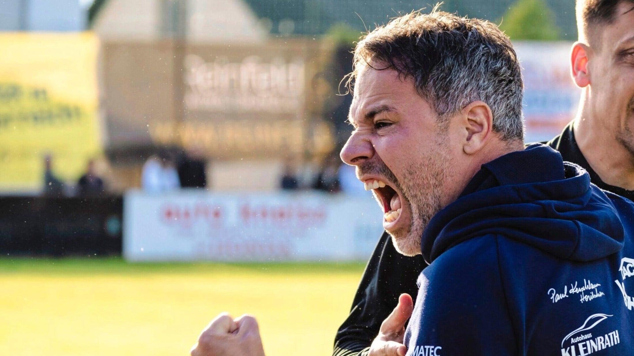 Der Jubel bei Gloggnitz-Trainer Edi Stössl war groß nach der sensationellen Herbstmeisterschaft