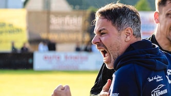 Der Jubel bei Gloggnitz-Trainer Edi Stössl war groß nach der sensationellen Herbstmeisterschaft