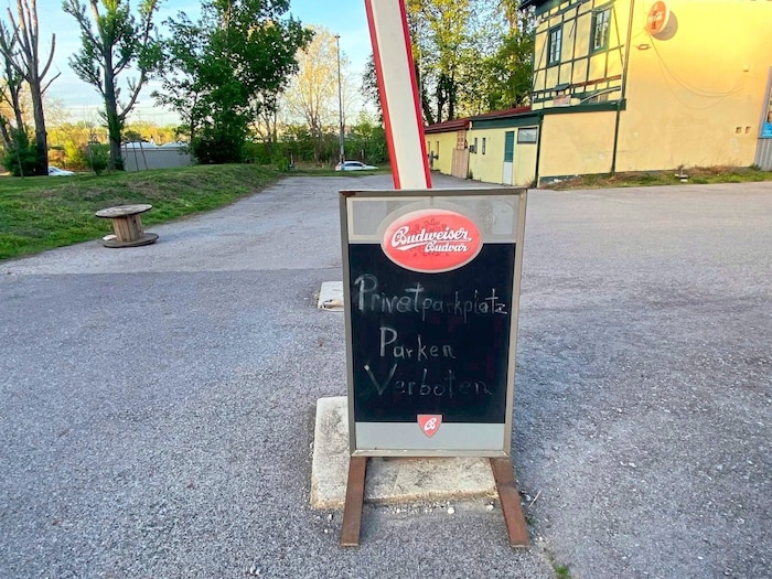 Ein offener Schranken und eine Tafel mit verblasster Schrift – eine Besitzstörung kann hier ...