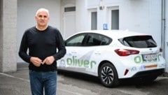 Dragan Nedeljkovic mit einem seiner Fahrschulautos (Bild: Wenzel Markus)