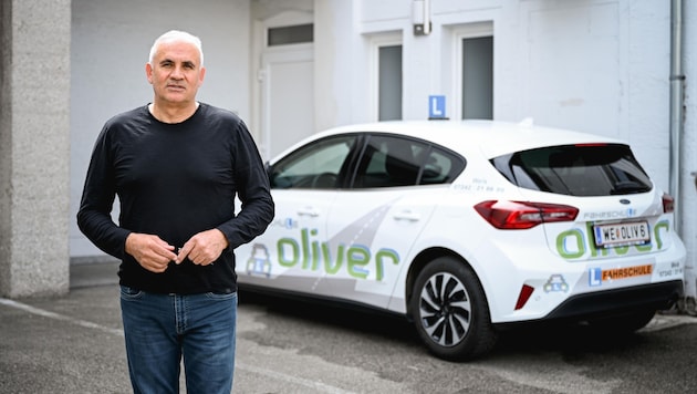 Dragan Nedeljkovic az egyik autósiskolai autójával.