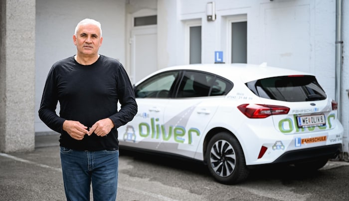 Dragan Nedeljkovic mit einem seiner Fahrschulautos