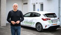 Dragan Nedeljkovic mit einem seiner Fahrschulautos (Bild: Wenzel Markus)
