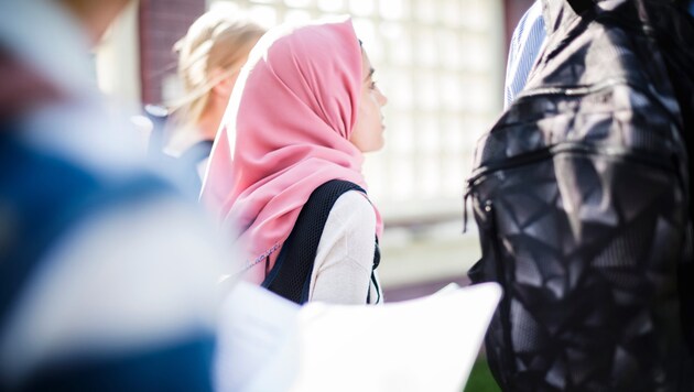 Igazolással a muszlim tanulók az Eid (szimbolikus kép) alkalmából kapnak szabadnapot. (Bild: Rawpixel Ltd. – stock.adobe.com)