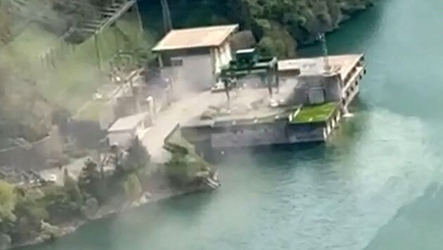 The fire department had difficulties getting into the hydroelectric power station due to the heavy smoke. (Bild: AFP)