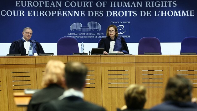 Yargıç Siofra O'Leary (sağda) tarafından verilen karar temyiz edilemeyecek. (Bild: AFP)