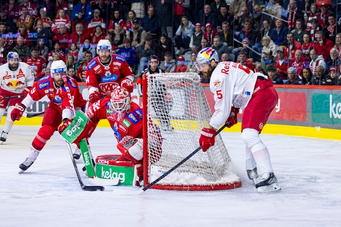Thomas Raffl bringt den Puck vors Tor – Jan Mursak befördert den Puck unglücklich zum 0:1 ins eigene Tor. 