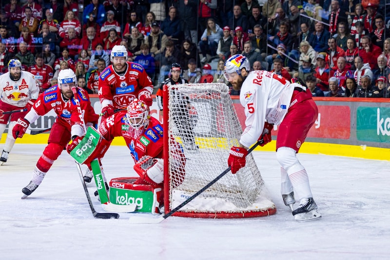 Thomas Raffl brings the puck in front of the goal - Jan Mursak unfortunately puts the puck into his own net to make it 0:1. (Bild: GEPA pictures)