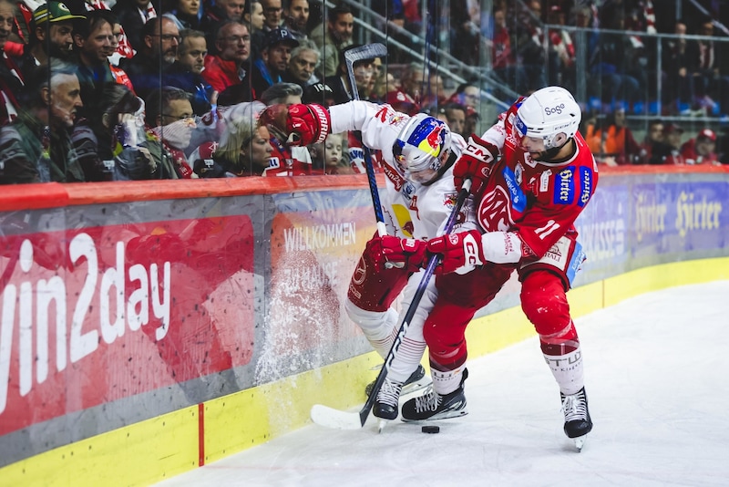 Lukas Haudum (re.) traf für den KAC zum 1:2. (Bild: GEPA pictures)