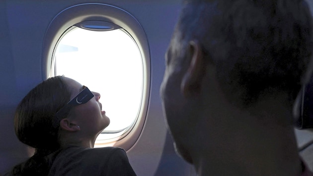 Yolcular da gökyüzündeki bu nadir fenomeni uçaklarda gözlemledi. (Bild: AFP)