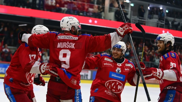 Cheers for the Red Jackets! The 3:2 by Jan Mursak was the key to victory. (Bild: f. pessentheiner)