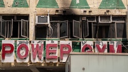 Bislang sind fünf Menschen bei dem verheerenden Hochhausbrand in Hongkong ums Leben gekommen. 