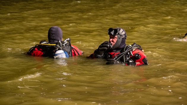 Fire department divers were only able to recover the man dead. (Bild: fotokerschi.at)
