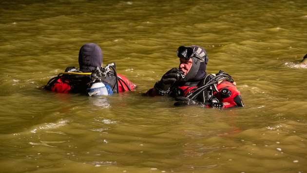 A tűzoltó búvárok már csak holtan tudták kiemelni a férfit. (Bild: fotokerschi.at)