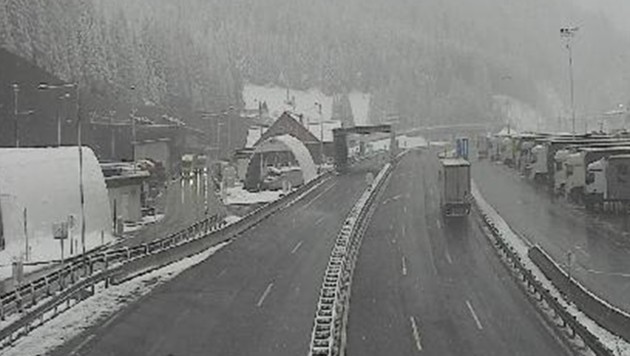 Winter auch am Brenner, die Fahrspuren auf der A13 waren aber stets schneefrei. (Bild: Asfinag (Webcam))