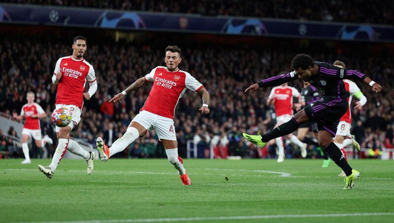 Serge Gnabry (re.) muss den nächsten Rückschlag hinnehmen. (Bild: APA/AFP/Adrian DENNIS)