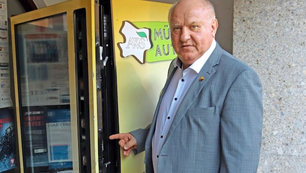 In Himberg wurden drei Automaten aufgebrochen. Bürgermeister Ernst Wendl vor einem der Ziele der Kriminellen. (Bild: Gemeinde Himberg)