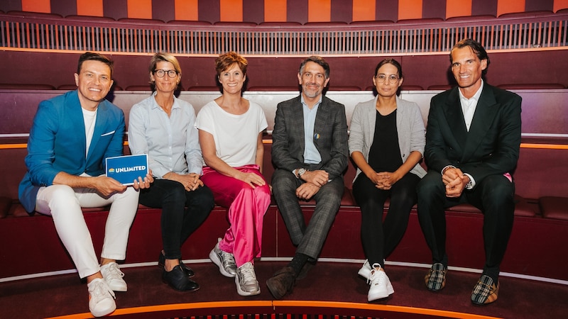 Bild (v.l.): Moderator Robert Steiner, Charlotte Hager (Bedürfnis-, Motiv- und Changeforscherin, CEO comrecon brand navigation), Astrid Weinwum-Wilhelm (Präsidentin Pride Biz Austria), Alvaro Alonso (General Manager Beiersdorf Österreich & Eastern Europe), Katharina Kacerovsky-Strobl (Geschäftsführerin Stonewall/ Veranstalterin VIENNA PRIDE) und Thomas Schwabl (Gründer und Geschäftsführer marketagent) (Bild: Philipp Lipiarski)