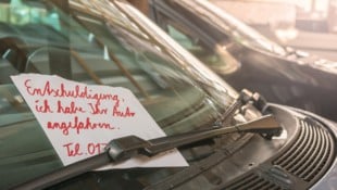 In Sachen Verkehrsunfall schwirren viele Fehlmeinungen in unseren Köpfen herum.  (Bild: stock.adobe.com – Ralf Geithe)