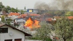 Mitten in Lohnsburg brannte die Lagerhalle ab.  (Bild: FF Lohnsburg)