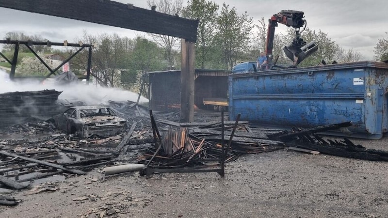 Die Halle wurde völlig zerstört. (Bild: FF Lohnsburg)