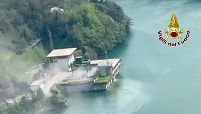 Infolge der Explosionsschäden drang viel Wasser ins Werk ein, was die Bergungsarbeiten ...