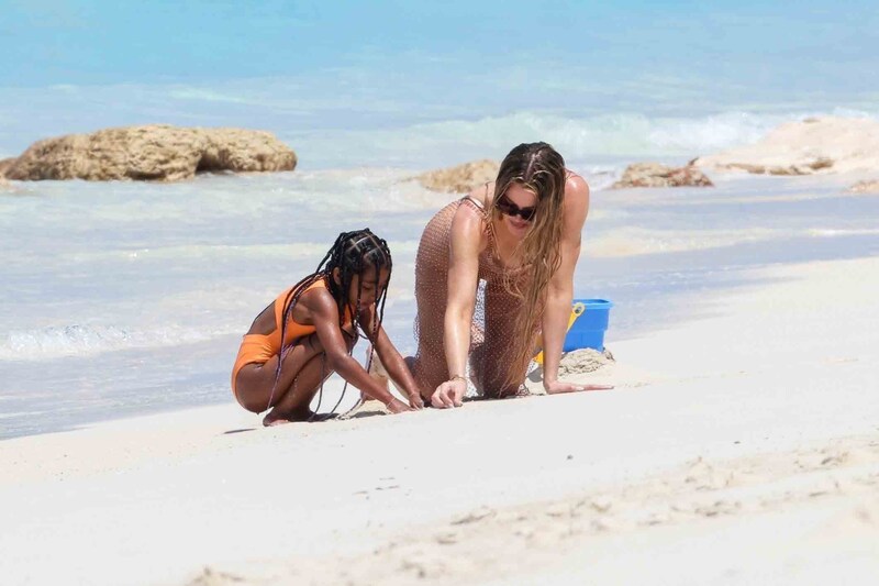 Gemeinsam mit ihren Kindern genossen die Kardashian-Schwestern ihren Strand-Urlaub. (Bild: www.PPS.at)