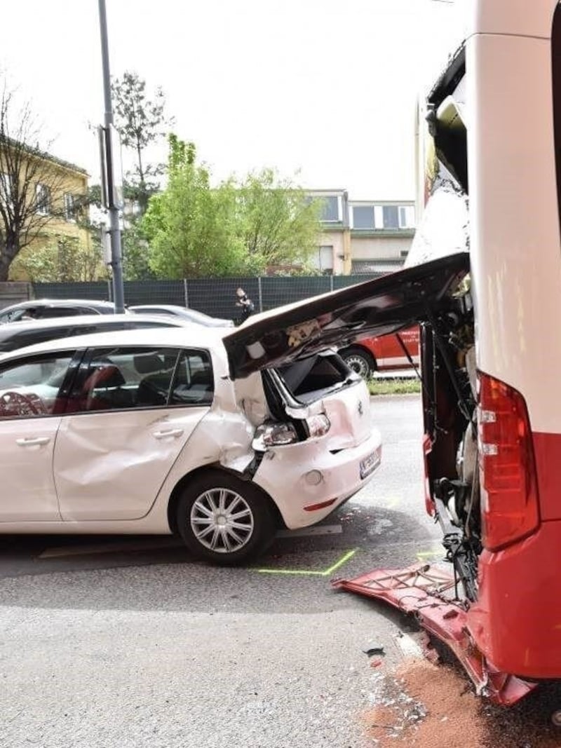 Die Fahrzeuge wurden beim Unfall erheblich beschädigt. (Bild: LPD Wien)