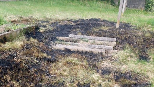 Alles in allem brannte eine Rasenfläche von bis zu 60 Quadratmetern. (Bild: Feuerwehr Telfs)