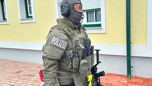 A Cobra azért végezte el a letartóztatást, mert az elkövetők fegyverrel voltak felszerelve. (Bild: Christian Schulter, Krone KREATIV)