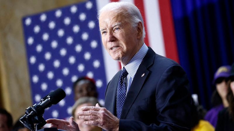 Wie US-Präsident Joe Biden und das Finanzministerium in Washington am Donnerstag mitteilten, sind u. a. Irans Drohnen- und Raketenprogramm, das Verteidigungsministerium des Landes sowie die Revolutionsgarden betroffen. (Bild: APA/Getty Images via AFP/GETTY IMAGES/Paul Morigi)