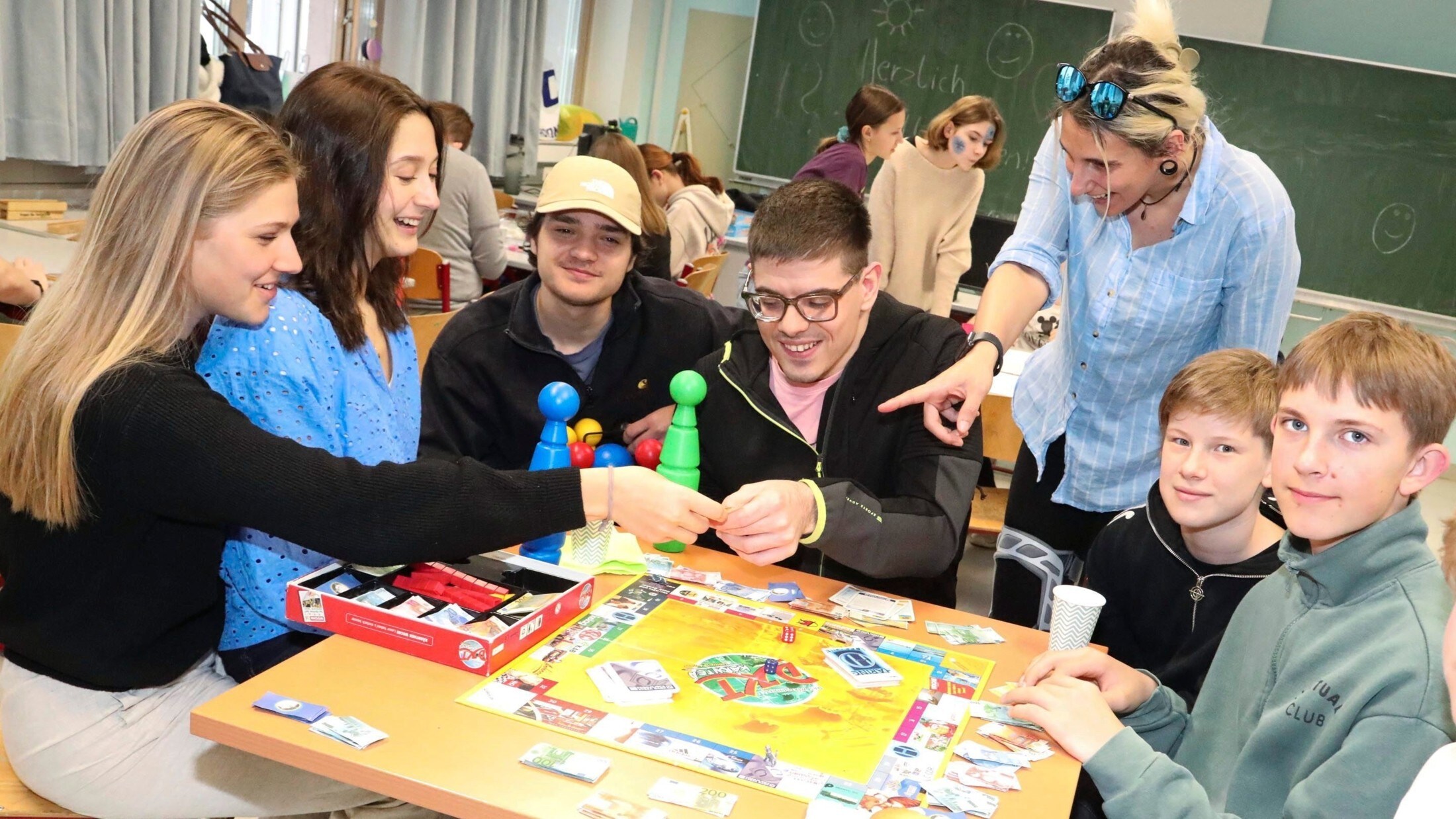 Riccardo buys half of Carinthia at the DKT game with pupils at Bachmann-Gymnasium in Klagenfurt.
