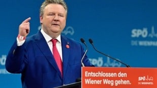 Bürgermeister Michael Ludwig stellt am Landesparteitag den Leitantrag vor – im Zentrum steht hier der EU-Wahlkampf. (Bild: HANS PUNZ / APA / picturedesk.com)