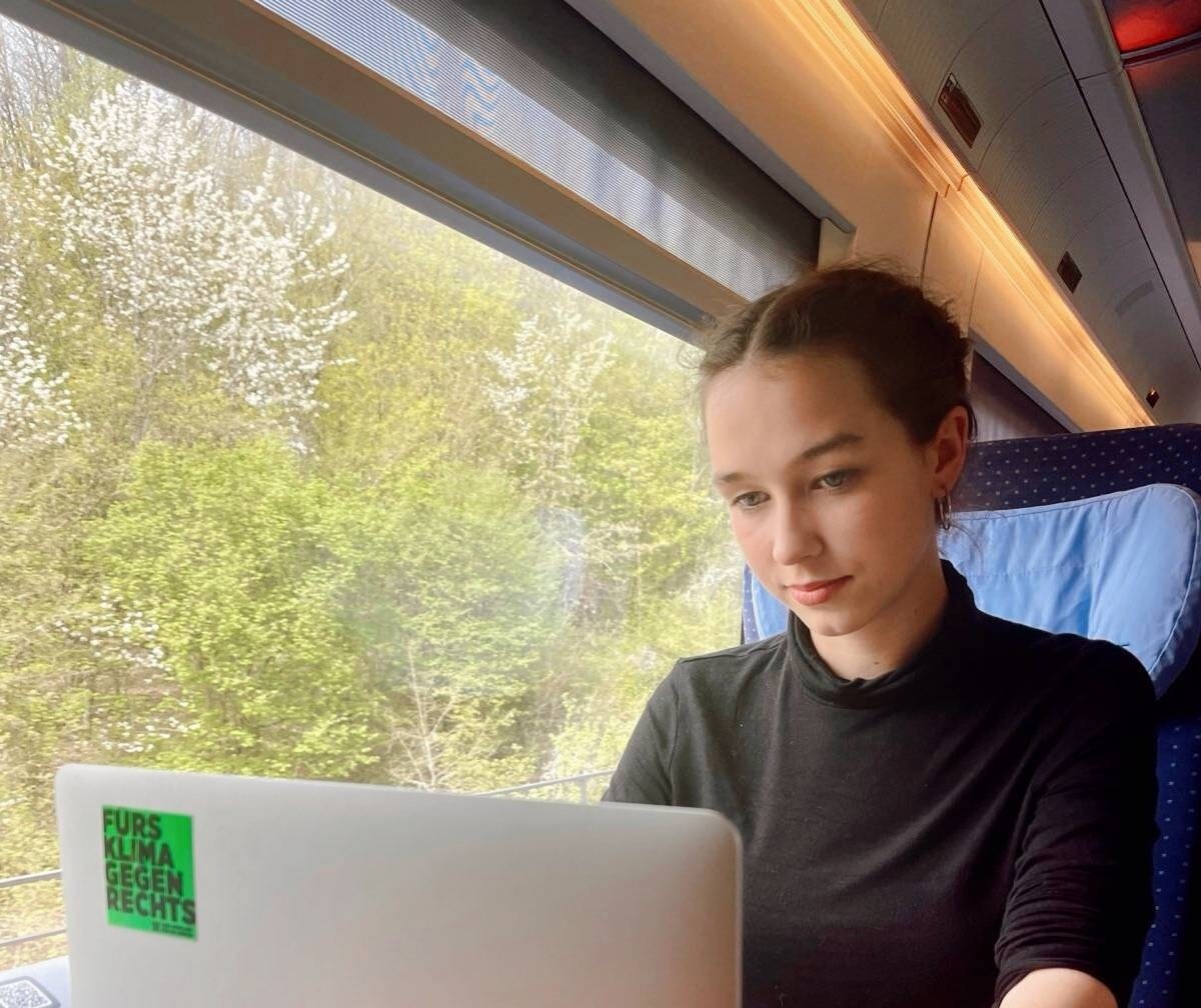 Die Grüne reist „vorbildlich“ mit dem Zug. (Bild: Grüne)