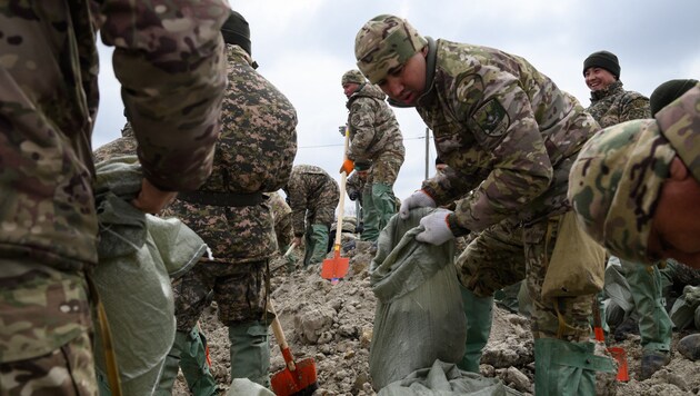 Acil durum hizmetleri Kazakistan'daki Petropavl'da sel bariyerleri kurdu. (Bild: AFP)