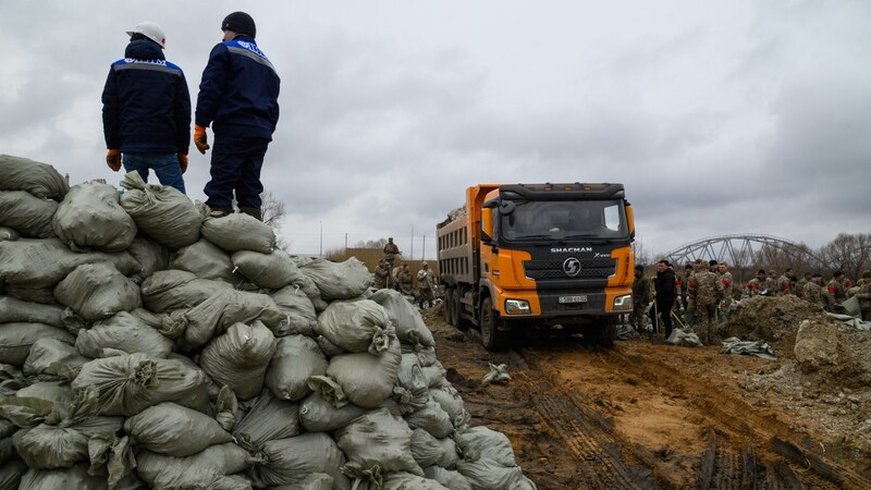 7700 Menschen wurden evakuiert, Hunderte Häuser überschwemmt. Doch noch gibt es keine Entwarnung. (Bild: Evgeniy Lukyanov / AFP)