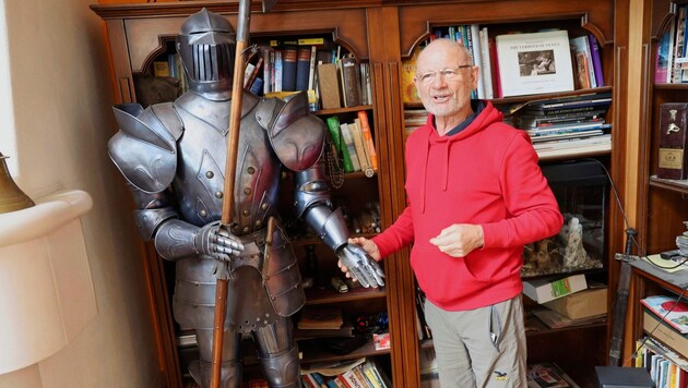 Walter Praunegger met the burglar right in front of this shelf, next to a knight's armor. (Bild: Christian Jauschowetz)