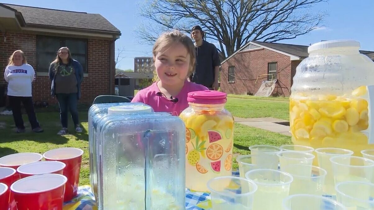 Im März starb Emourees Mutter Karli mit gerade einmal 29 Jahren. Seitdem verkauft das Mädchen Limonade, um Geld für einen Grabstein zu sammeln. (Bild: KameraOne)