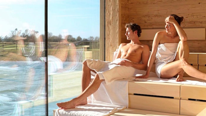 Exklusiver Bereich: die See-Sauna mit Blick in die Natur