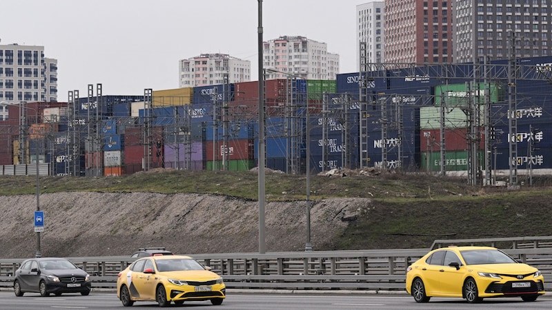 Am Stadtrand von Moskau (Bild: APA/AFP/NATALIA KOLESNIKOVA)