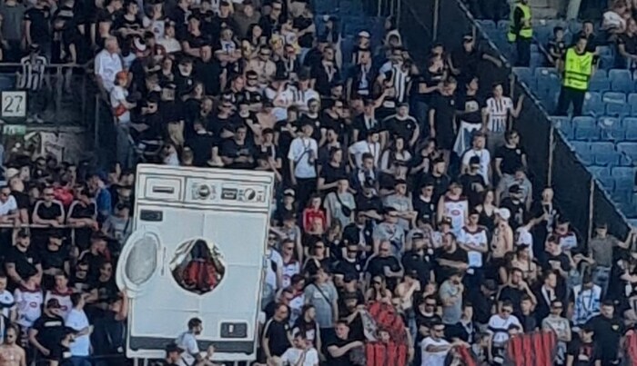 In dieser Waschmaschinen-Attrappe „wuschen“ die Anhänger rosa Trikots sauber.