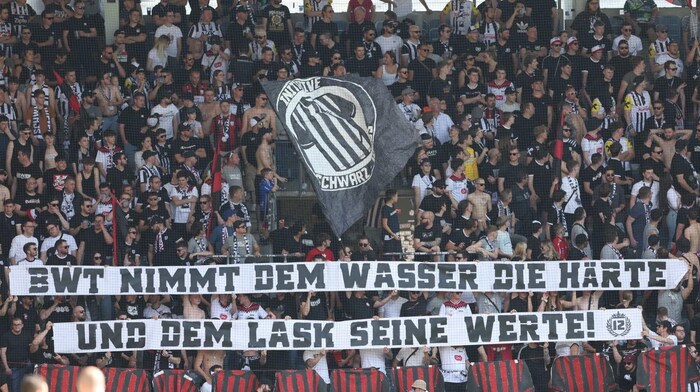 Die LASK-Fans protestierten in Graz nicht nur in Form von Transparenten . . .