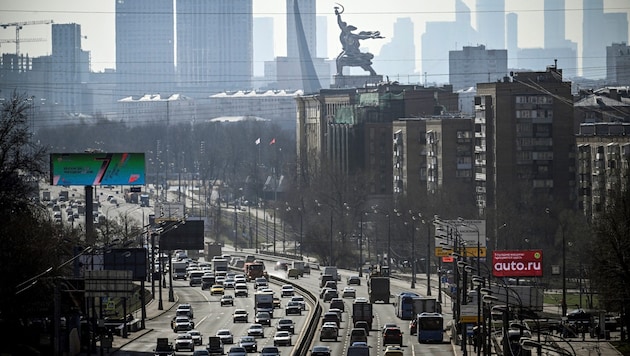 Moszkva központjában még mindig rengeteg autó közlekedik - de a benzin hamarosan hiánycikk lehet. (Bild: APA/AFP/Alexander NEMENOV)