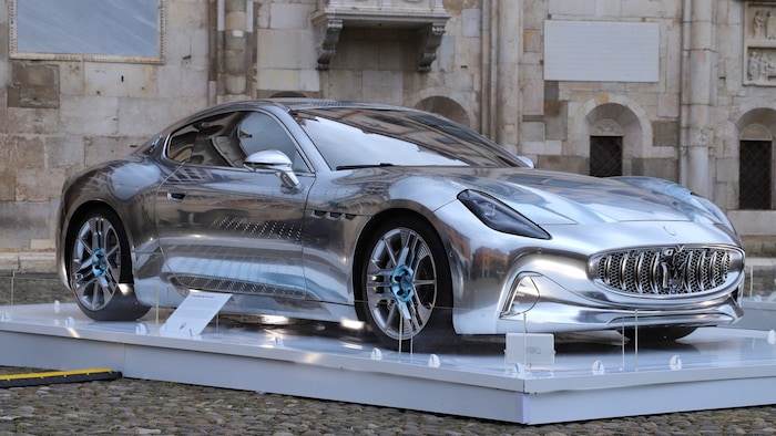 This prototype, an e-Maserati made entirely of aluminum, is "parked" on the Piazza Grande.