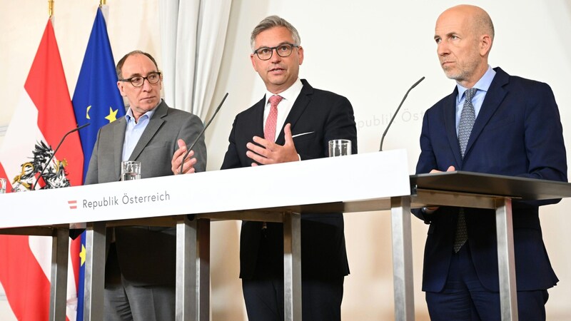 Von links: Sozialminister Johannes Rauch, Finanzminister Magnus Brunner und Arbeitsminister Martin Kocher (Bild: APA/Helmut Fohringer)