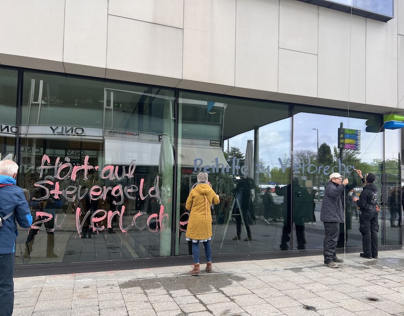 Dieses Mal waren die Aktivisten vor der Hypobank aktiv. (Bild: Extinction Rebellion)