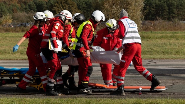 Nach einem Zugunglück gilt es zu Übungszwecken etliche „Verletzte“ zu versorgen. (Bild: RK Salzburg)
