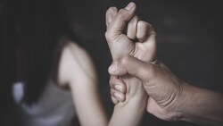 Die Frau hat sich gegen den Angreifer heftig gewehrt (Symbolfoto). (Bild: Tinnakorn - stock.adobe.com)