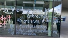 Klimaaktivisten von „Extinction Rebellion“ waren am Mittwoch bei der Bregenzer Hypobank. (Bild: Extinction Rebellion)